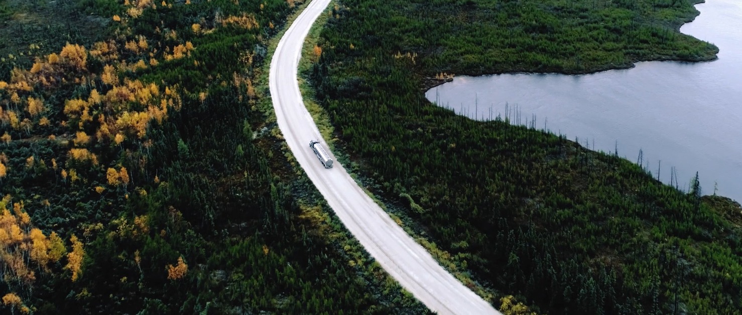 Camion qui roule sur une voie au milieu de la foret